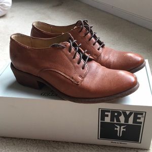 FRYE Carson Oxford Size 7.5